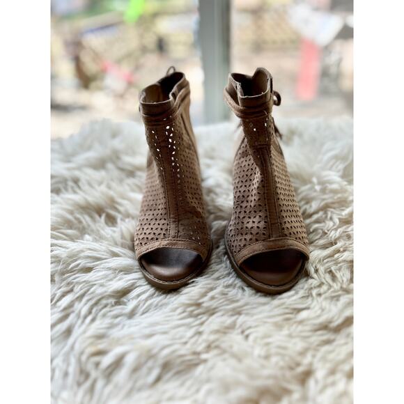 Justice Girls Size 1 Tan Peep-Toe Bootie Sandals – Tassel Back - Picture 2 of 5